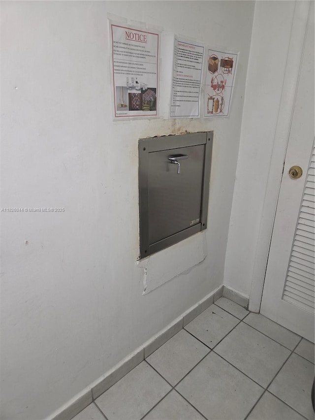 7135 Collins Ave Unit 424, Miami Beach, FL 33141 - detailed view of baseboards