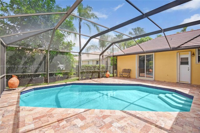 2694 Oakbrook Dr, Weston, FL 33332 - swimming pool with a patio area