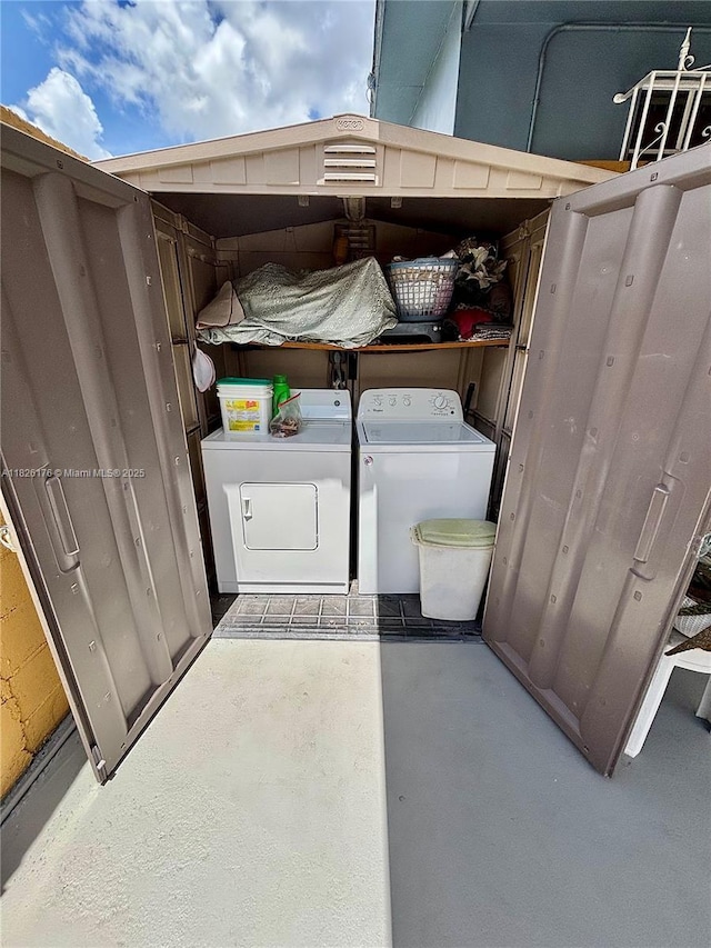1041 NW 33rd Ave, Miami, FL 33125 - laundry area featuring washing machine and clothes dryer