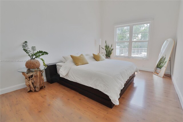 6770 Indian Creek Dr Unit Te, Miami Beach, FL 33141 - bedroom featuring wood finished floors and baseboards