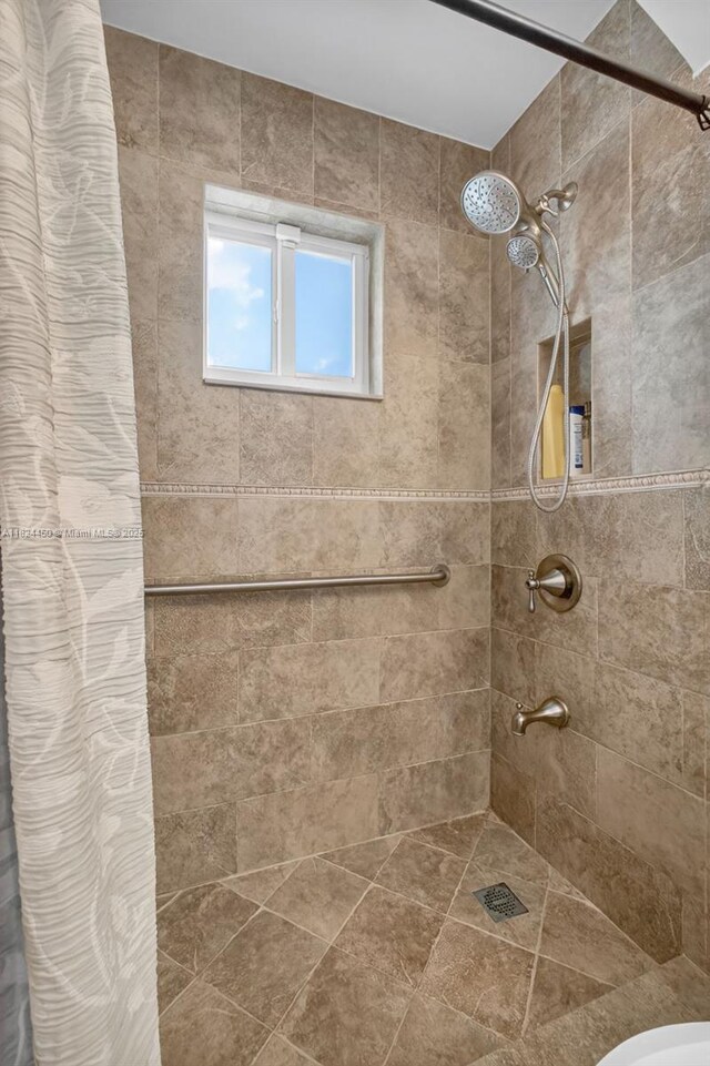 8905 NW 112th St, Hialeah Gardens, FL 33018 - full bath featuring tiled shower