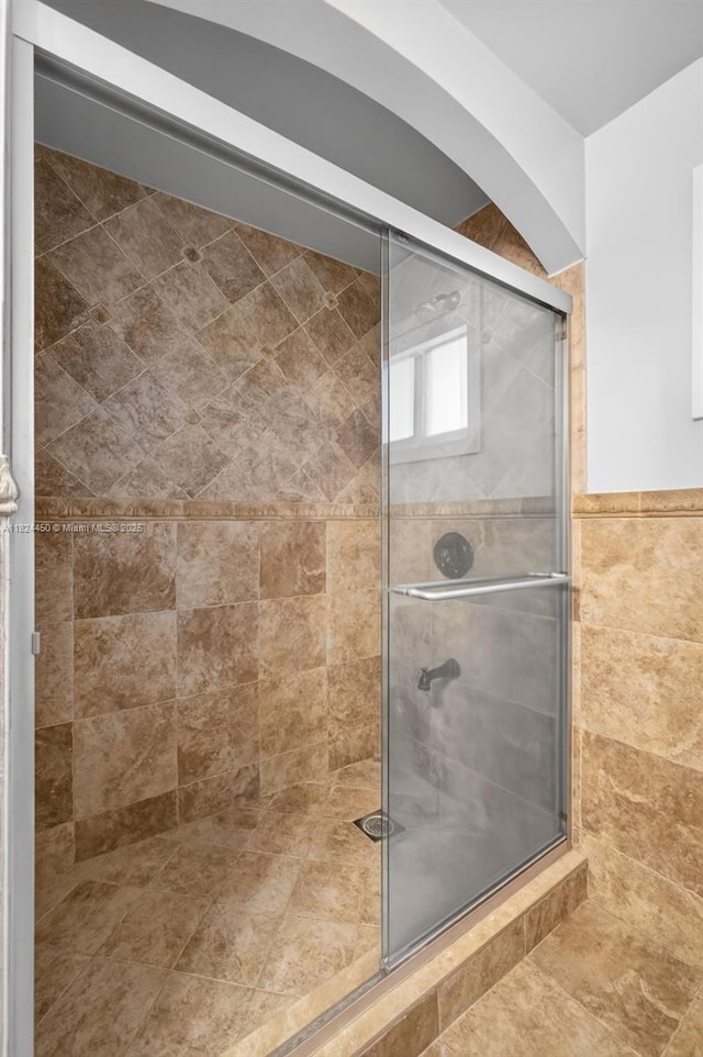 8905 NW 112th St, Hialeah Gardens, FL 33018 - full bathroom featuring a stall shower