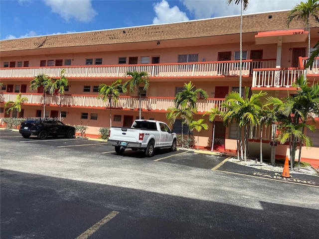 18707 NE 14th Ave Unit 638, Miami, FL 33179 - view of building exterior featuring uncovered parking