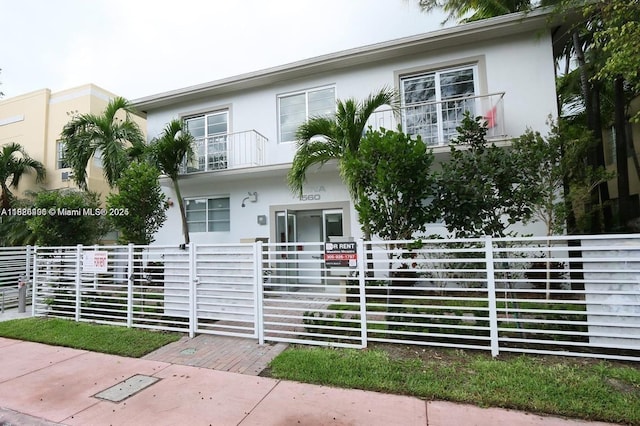1560 Meridian Ave Unit 206, Miami Beach, FL 33139 - view of front of home featuring stucco siding and a fenced front yard