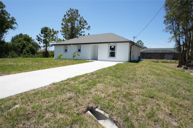 626 Hobart Ave S, Lehigh Acres, FL 33974 - view of front of property with stucco siding and a front lawn