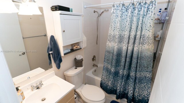 8443 Garden Gate Pl, Boca Raton, FL 33433 - full bath featuring vanity and shower / tub combo with curtain