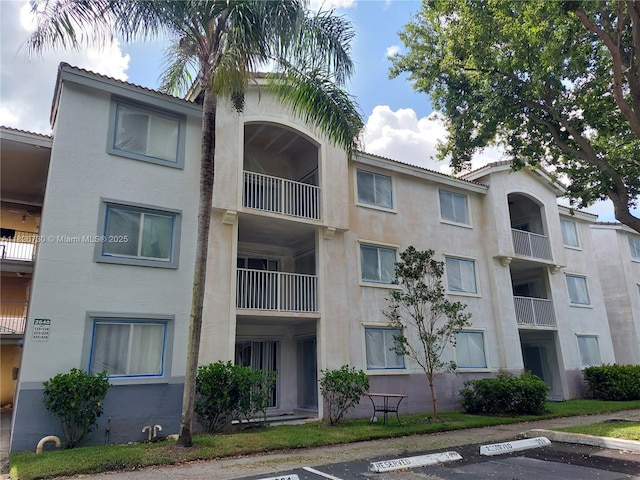 2640 S University Dr Unit 125, Davie, FL 33328 - view of apartment building / complex with uncovered parking