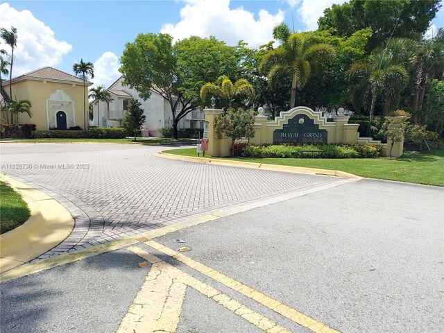 2640 S University Dr Unit 125, Davie, FL 33328 - view of tennis court with community basketball court