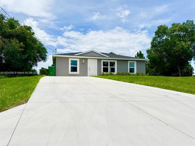 5029 N Dogwood Cir, La Belle, FL 33935 - ranch-style house with driveway, stucco siding, and a front yard