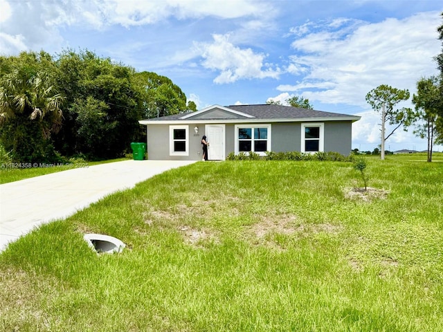 5029 N Dogwood Cir, La Belle, FL 33935 - view of front of home featuring stucco siding and a front yard