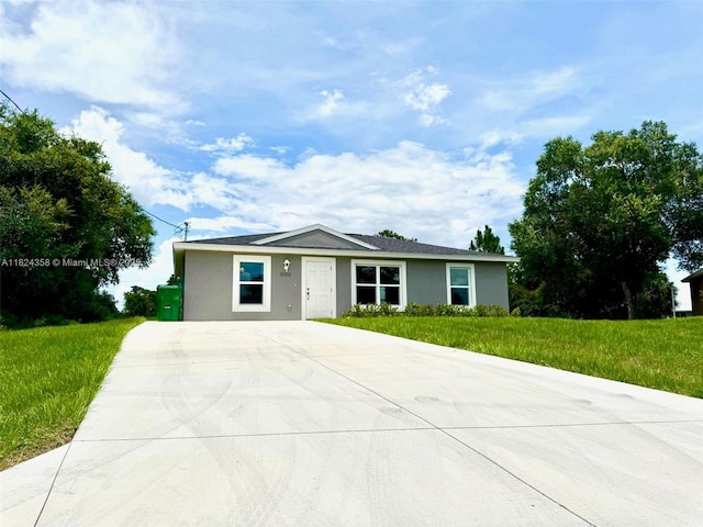 5029 N Dogwood Cir, La Belle, FL 33935 - ranch-style house with driveway, stucco siding, and a front lawn