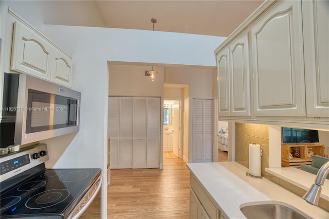 6286 Chasewood Dr Unit G, Jupiter, FL 33458 - kitchen with appliances with stainless steel finishes, light wood-style flooring, light countertops, and tasteful backsplash