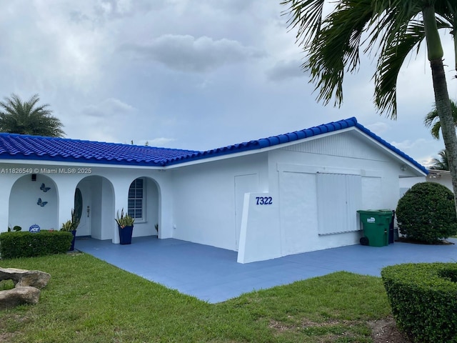 7322 SW 134th Pl, Miami, FL 33183 - view of front of property featuring a tiled roof and a front yard