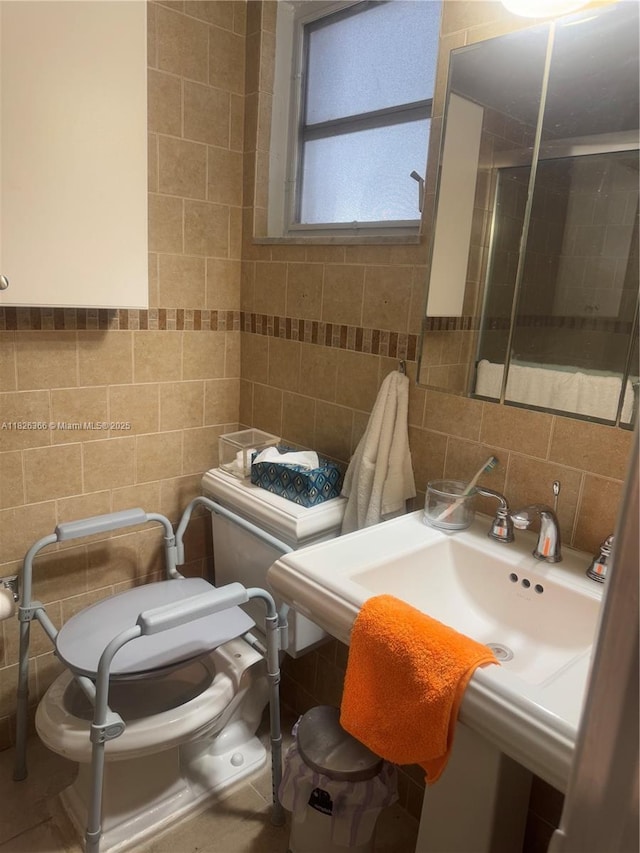 8821 W Flagler St Unit 108, Miami, FL 33174 - bathroom featuring tile walls and a shower stall