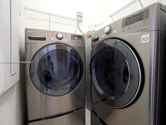 134 NE 23rd Ter, Homestead, FL 33033 - laundry room featuring washing machine and dryer