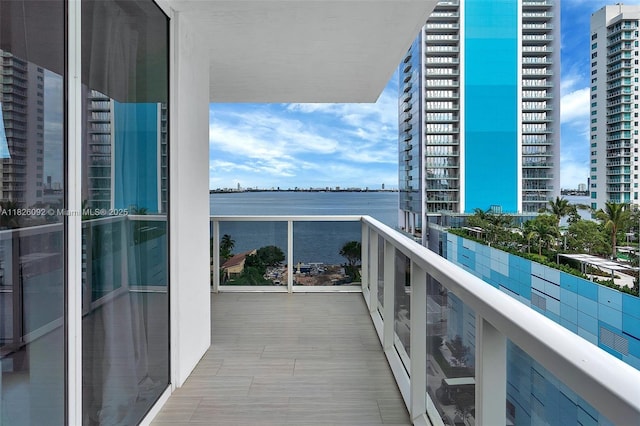 600 NE 27th St Unit 1105, Miami, FL 33137 - balcony featuring a city view and a water view