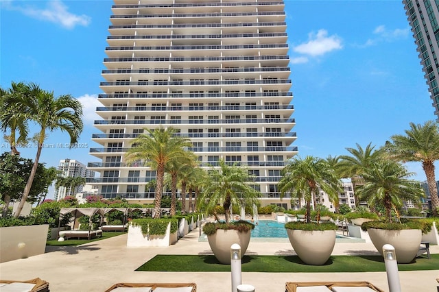 600 NE 27th St Unit 1105, Miami, FL 33137 - view of apartment building / complex featuring a community pool