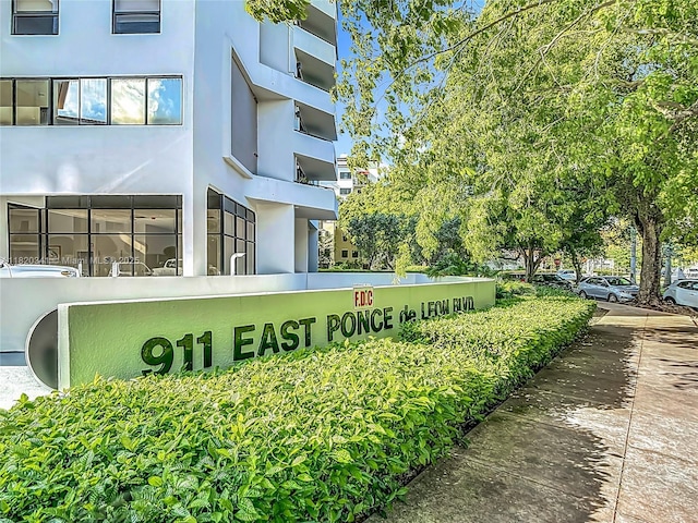 view of community / neighborhood sign