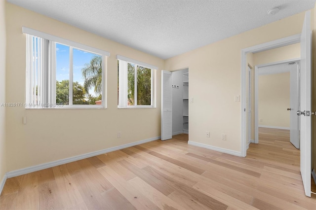 1784 SW 110th Ter, Davie, FL 33324 - unfurnished bedroom featuring light wood-style floors, a textured ceiling, and a closet