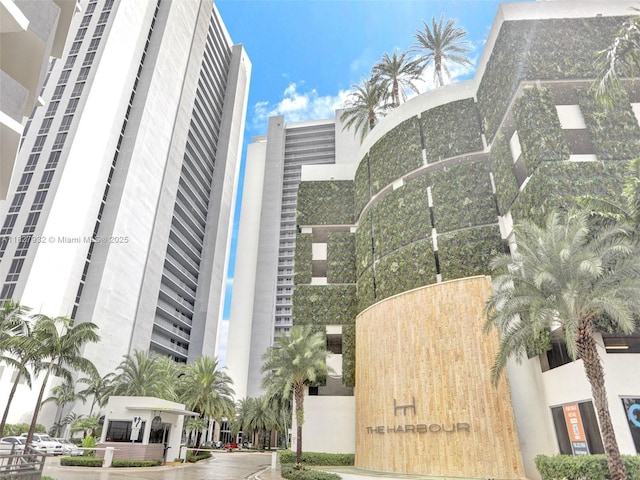 16385 Biscayne Blvd Unit 403, North Miami Beach, FL 33160 - view of building exterior