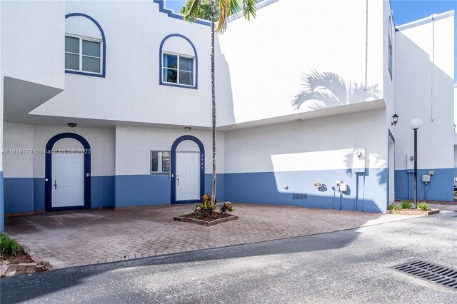 2927 SW 18 Th Ter, Fort Lauderdale, FL 33315 - view of front of property featuring stucco siding