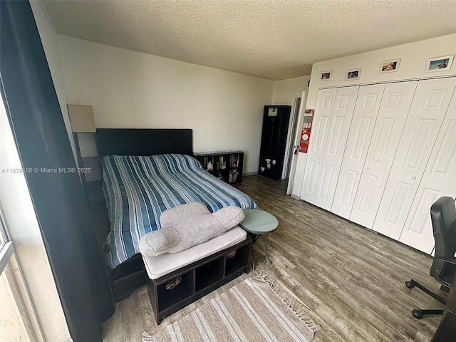 13499 Biscayne Blvd Unit 1013, North Miami, FL 33181 - bedroom featuring wood finished floors, a closet, and a textured ceiling