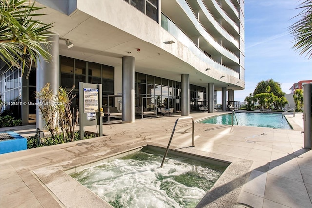 1600 NE 1st Ave Unit 2916, Miami, FL 33132 - community pool featuring a community hot tub and a patio area