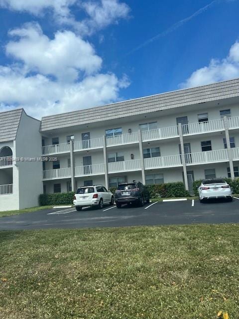 8280 Sunrise Lakes Blvd Unit 105, Sunrise, FL 33322 - view of building exterior featuring uncovered parking