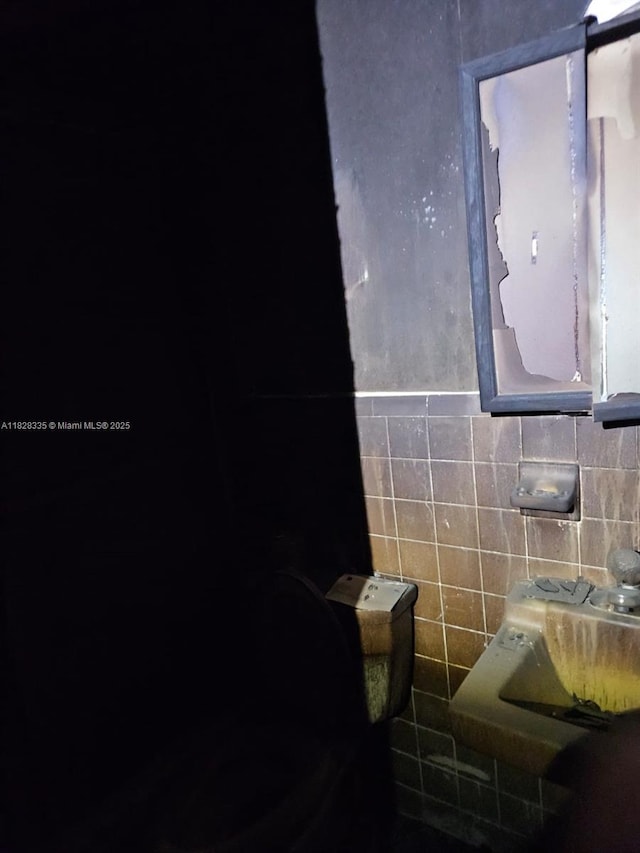 1501 NW 3rd Way, Pompano Beach, FL 33060 - bathroom featuring backsplash