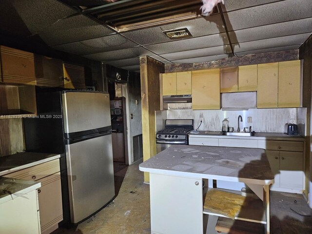 1501 NW 3rd Way, Pompano Beach, FL 33060 - kitchen featuring stainless steel appliances, under cabinet range hood, and tasteful backsplash