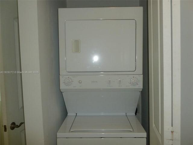 7350 SW 89th St Unit 808S, Miami, FL 33156 - laundry room featuring estacked washer and dryer