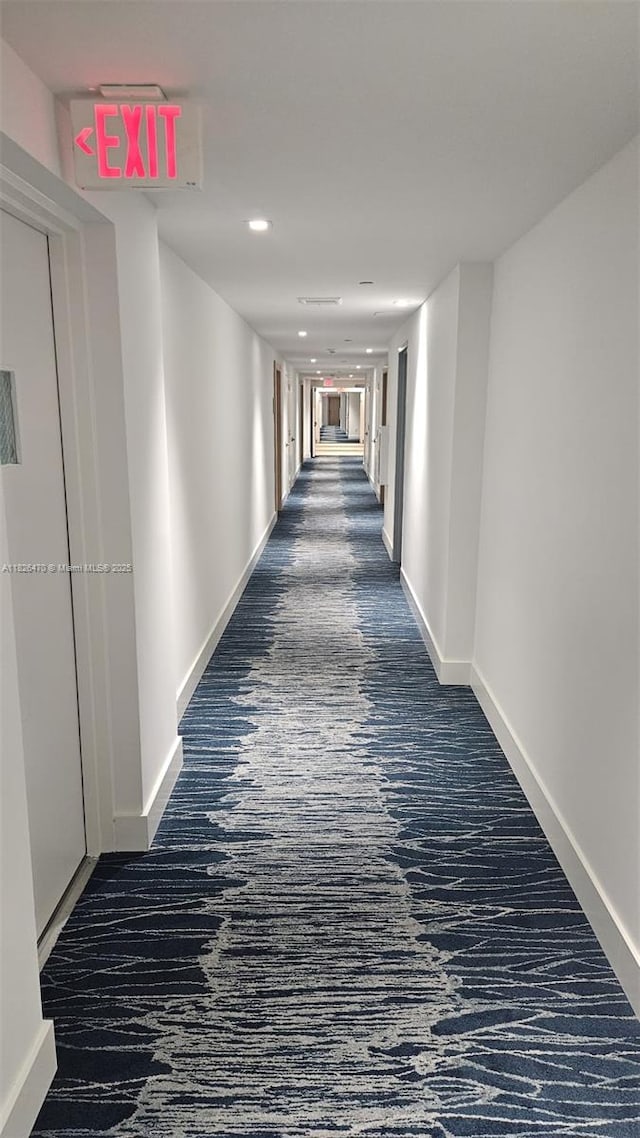 90 SW 3rd St Unit 4110, Miami, FL 33130 - hall featuring baseboards and recessed lighting