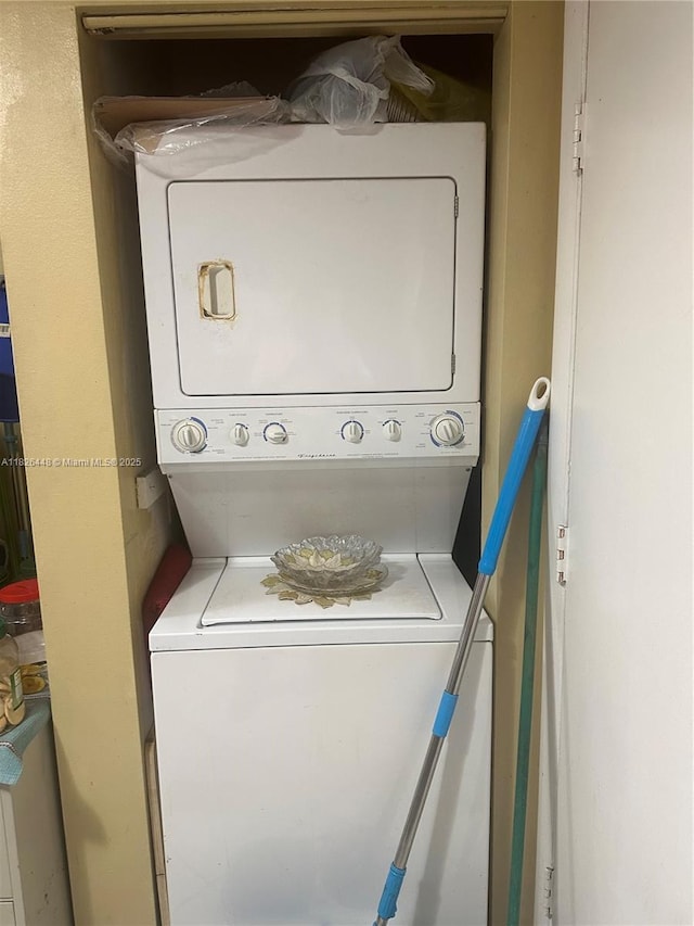 1900 W 54th St Unit 113, Hialeah, FL 33012 - laundry area featuring stacked washing machine and dryer