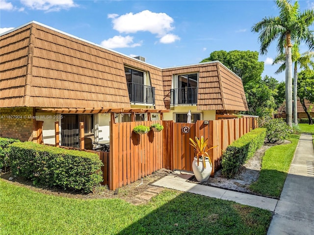 9109 SW 20th St, Davie, FL 33324 - view of side of home featuring mansard roof
