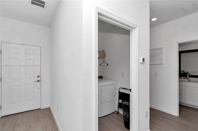 511 NW 5th Ave, Williston, FL 32696 - laundry area featuring washer / dryer, wood finished floors, and recessed lighting