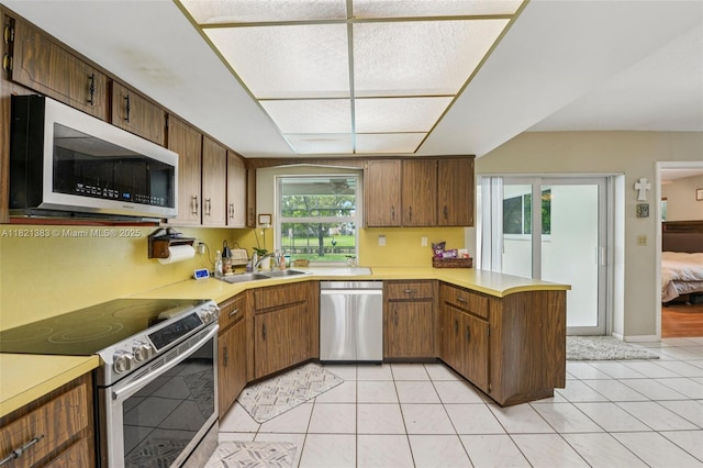 1321 NW 75th Ter, Plantation, FL 33313 - kitchen featuring stainless steel appliances, light countertops, and a peninsula