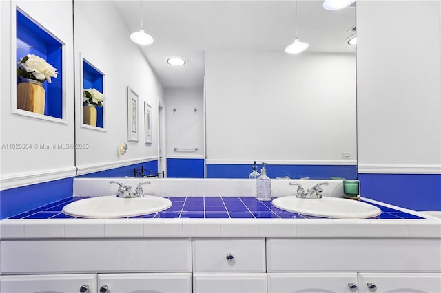 16400 SW 80th Ave, Palmetto Bay, FL 33157 - full bath featuring double vanity and recessed lighting