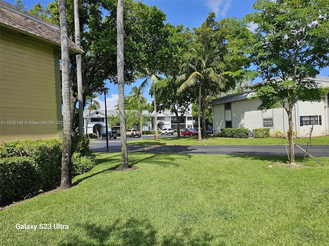 907 NE 199th St Unit 106, Miami, FL 33179 - view of green lawn
