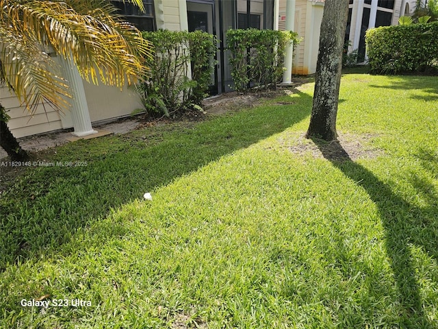 907 NE 199th St Unit 106, Miami, FL 33179 - view of grassy yard