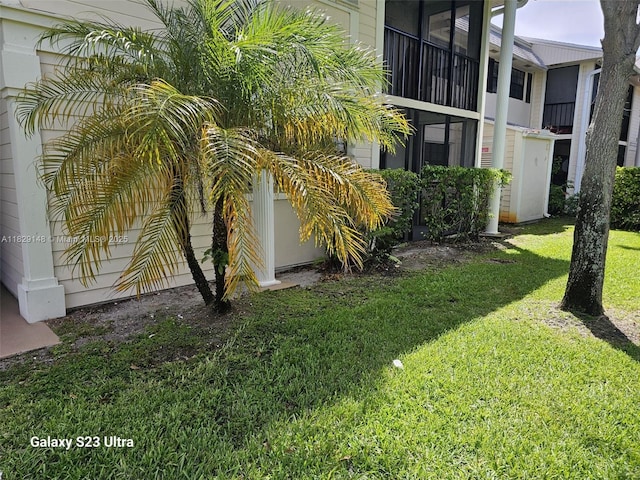 907 NE 199th St Unit 106, Miami, FL 33179 - view of grassy yard