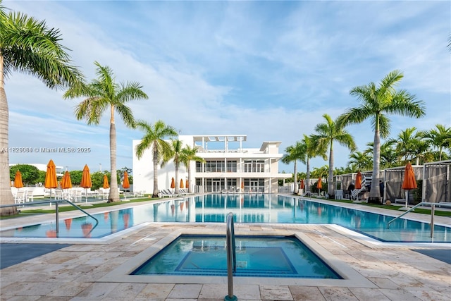 10555 NW 64th Way, Doral, FL 33178 - community pool featuring a community hot tub and a patio area