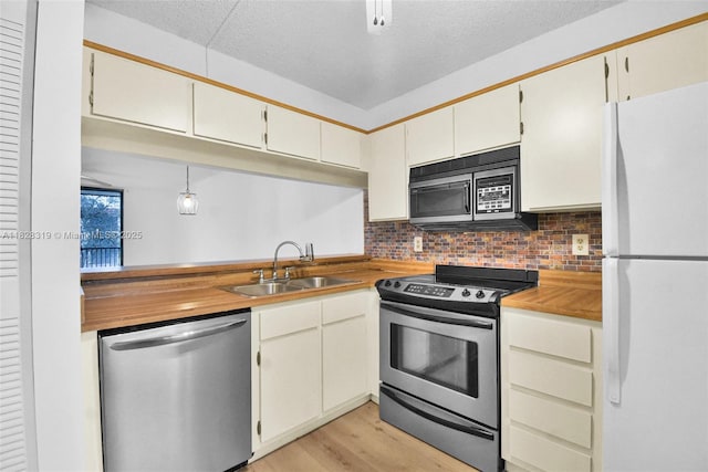 10501 W Broward Blvd Unit 304, Plantation, FL 33324 - kitchen featuring stainless steel appliances, light wood-type flooring, and backsplash