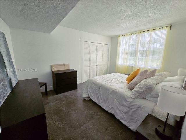 3071 N Course Dr Unit 107, Pompano Beach, FL 33069 - bedroom with a closet and a textured ceiling