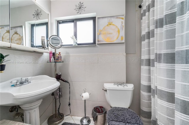 8065 W 14th Ct, Hialeah, FL 33014 - bathroom featuring tile walls and a shower with curtain