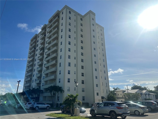 900 NE 18th Ave Unit 304, Fort Lauderdale, FL 33304 - view of property featuring uncovered parking
