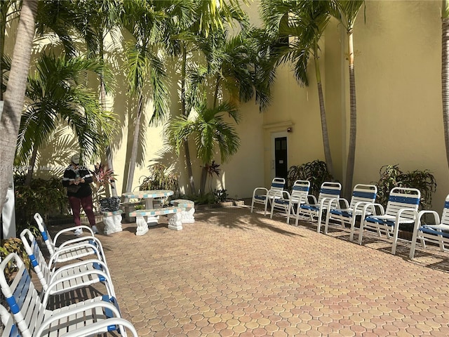 900 NE 18th Ave Unit 304, Fort Lauderdale, FL 33304 - view of yard featuring a patio area