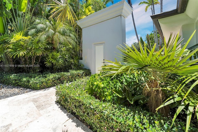 5055 N Bay Rd, Miami Beach, FL 33140 - view of yard
