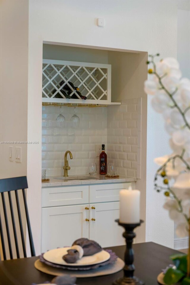 2607 Lafayette Ave, Winter Park, FL 32789 - indoor wet bar featuring backsplash