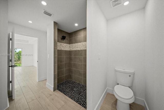 1301 NE 36th Ln, Cape Coral, FL 33909 - bathroom featuring a tile shower, recessed lighting, and wood finished floors