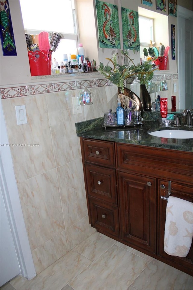 8200 SW 164th St, Palmetto Bay, FL 33157 - bar featuring a sink